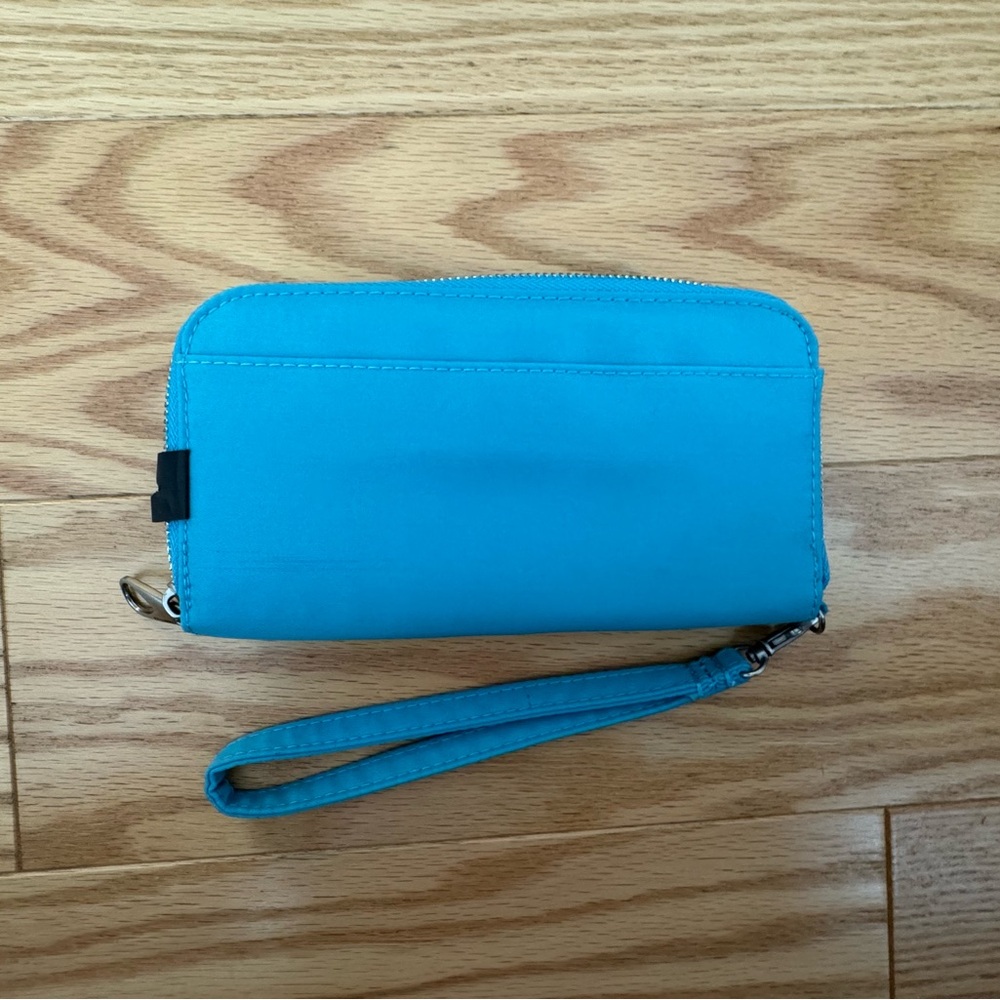 Blue Wallet new condition is excellent